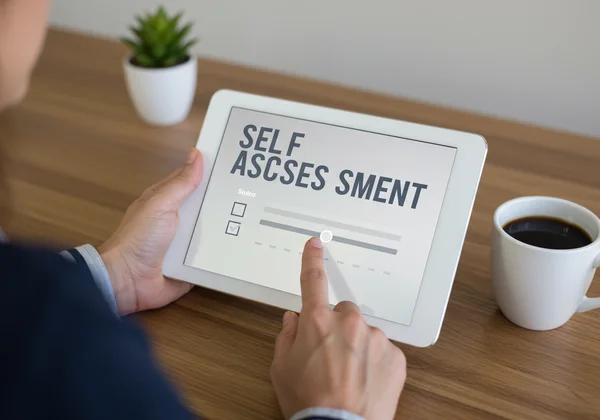 Pessoa fazendo uma autoavaliação em um tablet, saúde mental.